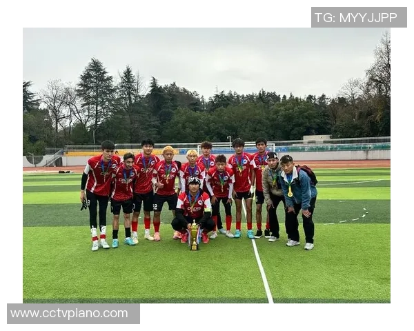 足球明星盛装出席颁奖典礼合影留念展现风采与荣耀 足球明星盛装出席颁奖典礼合影留念展现风采与荣耀