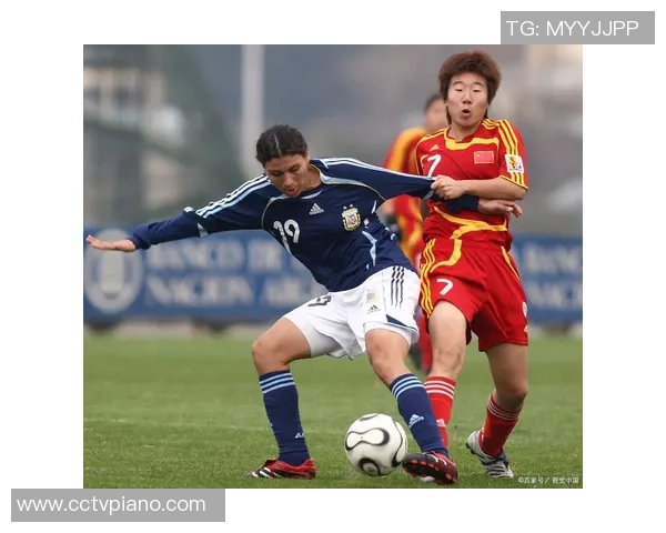 阳光下的足球明星展现迷人笑容的瞬间与激情 阳光下的足球明星展现迷人笑容的瞬间与激情